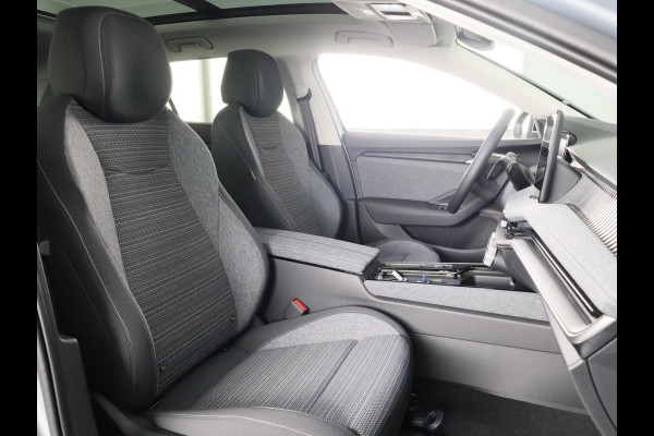 Škoda Superb Combi 1.5 TSI MHEV First Edition 150 pk | Trekhaak wegklapbaar | Panoramadak | Verlengde garantie | Navigatie | Achteruitrijcamera | Verwarmbare voorstoelen