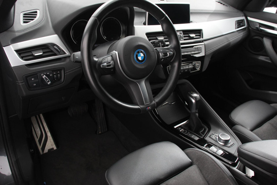 BMW X1 xDrive25e M-Sport PHEV 221pk Shadow Line Climate Control Cruise Control Camera Parkeer sensoren Navigatie Electrische Achterklep