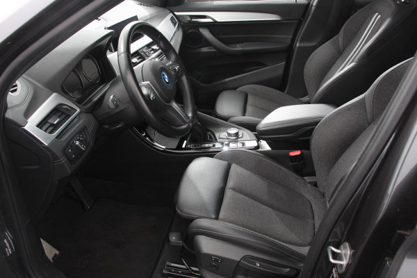 BMW X1 xDrive25e M-Sport PHEV 221pk Shadow Line Climate Control Cruise Control Camera Parkeer sensoren Navigatie Electrische Achterklep