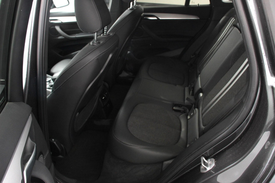 BMW X1 xDrive25e M-Sport PHEV 221pk Shadow Line Climate Control Cruise Control Camera Parkeer sensoren Navigatie Electrische Achterklep