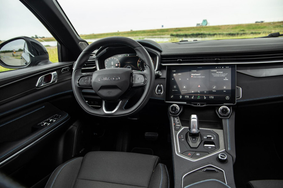 Lynk & Co 01 1.5 BLACK LINE / PANORAMA DAK / 360 CAMERA / CARPLAY / STOELVERWARMING