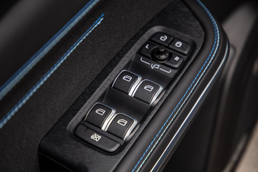 Lynk & Co 01 1.5 BLACK LINE / PANORAMA DAK / 360 CAMERA / CARPLAY / STOELVERWARMING