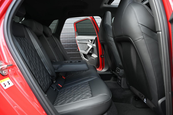 Audi A3 Sportback 45 TFSI e S edition Competition | Panoramadak | 5 jr garantie | Ambiance interieur | Active Cruise | Sonos Sound | S-Seats + Memory | Head-Up | Camera | Stoelverwarming | Keyless