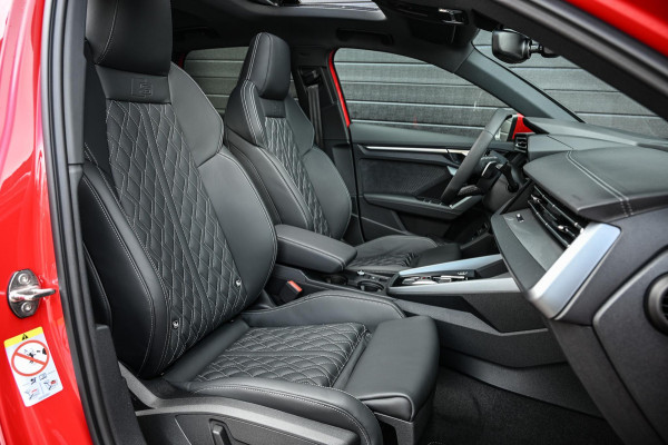 Audi A3 Sportback 45 TFSI e S edition Competition | Panoramadak | 5 jr garantie | Ambiance interieur | Active Cruise | Sonos Sound | S-Seats + Memory | Head-Up | Camera | Stoelverwarming | Keyless