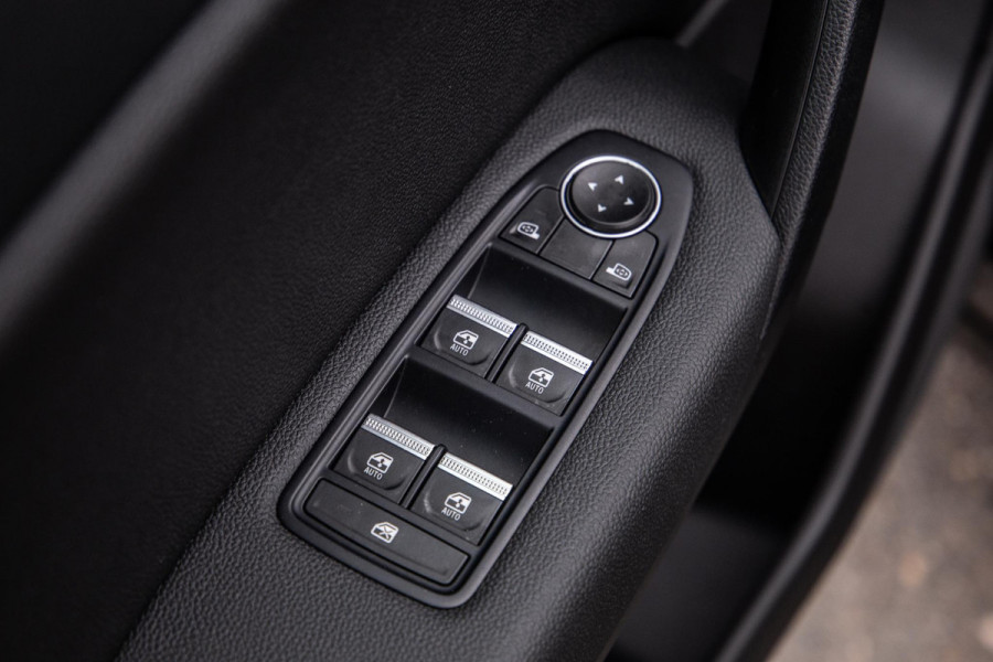 Renault Captur 1.6 E-Tech plug-in hybrid 160 iconic BLACK LINE / CRUISE CONTROLE / NAVI / CARPLAY