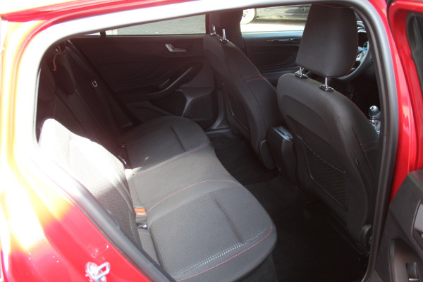Ford FOCUS Wagon 1.0 EcoBoost Hybrid ST Line | Head-Up | Adaptieve cruise | Trekhaak | Winterpack