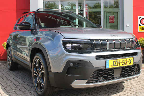 Jeep Avenger 1.2 e-Hybrid 110PK SUMMIT | PANORAMA SCHUIF/KANTEL DAK | INFOTAINMENT & CONVENIENCE PACK: NAVIGATIE/VERKEERBORDENINFORMATIE/KEYLESS ENTRY EN START/HANDSFREE ELEKTRISCH BEDIENBARE ACHTERKLEP/JBL AUDIO SYSTEM/AFDEKKING MIDDENCONSOLE | WINTERPACK: STOELVERWARMING/VERWARMBARE VOORRUITRAND | 18" LICHTMETAAL DIAMOND CUT | ADAPTIVE CRUISE CONTROL + LANE CENTERINGASSIST | SELEC-TERRAIN DRIVING MODE SELECT | 360° PARKEERSENSENSOREN | ACHTERUITRIJCAMERA 180° MET DRONE-VIEW | AUTOMATISCH GROOTLICHT | BLIND SPOT WARNING | FULL LED KOPLAMPEN | ZWART DAK |DRAADLOZE APPLE CARPLAY/AND