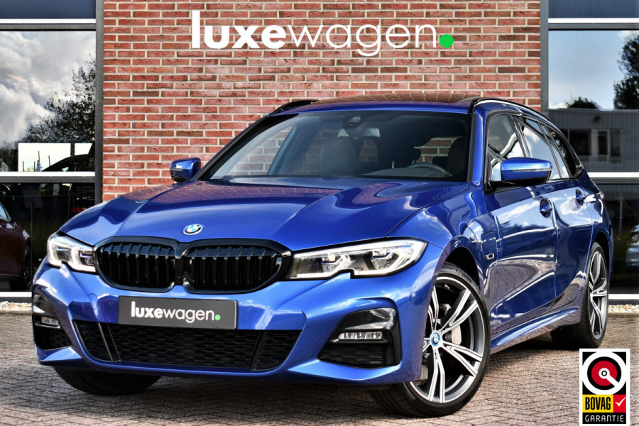 BMW 3 Serie Touring 330e xDrive M-Sport Pano Trekh El-zetels HUD Laser 19inch Adp-onderstel