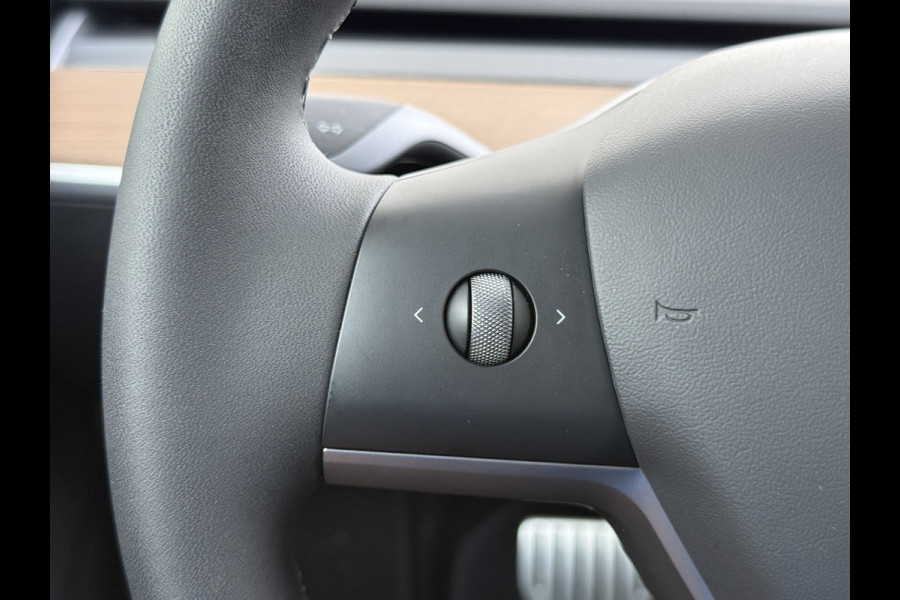 Tesla Model 3 Performance AWD 513PK Facelift Warmtepomp Lmv 20" Panoramadak Adap.Cruise Elek.Verwarmde Stoelen+Memory Inductieladen Navi Camer SOH 85.6% Led Pdc Privacy Glas Elek.Achterklep Keyless 4WD Fabrieksgarantie op Accu en Motor tot 18-02-2029/192.000KM