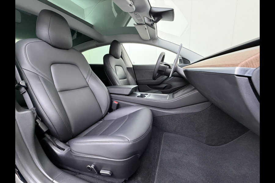 Tesla Model 3 Performance AWD 513PK Facelift Warmtepomp Lmv 20" Panoramadak Adap.Cruise Elek.Verwarmde Stoelen+Memory Inductieladen Navi Camer SOH 85.6% Led Pdc Privacy Glas Elek.Achterklep Keyless 4WD Fabrieksgarantie op Accu en Motor tot 18-02-2029/192.000KM