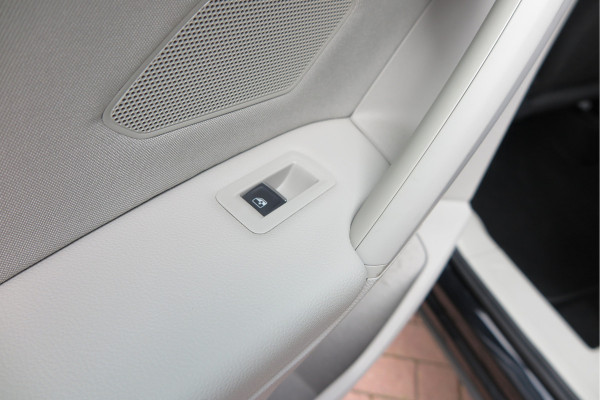 Volkswagen Tiguan 1.4 TSI eHybrid Elegance 245pk DSG ,Led matrix,Virtual cockpit,Trekhaak,Stoelverwarming, Led, DAB+ , PDC, LMV Stuurwiel verwarmd, Carplay etc .