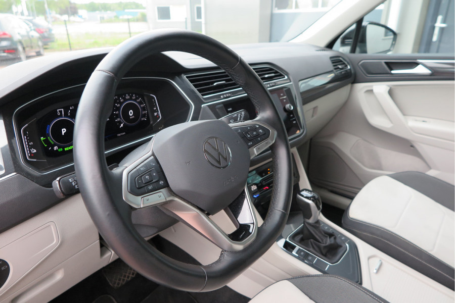 Volkswagen Tiguan 1.4 TSI eHybrid Elegance 245pk DSG ,Led matrix,Virtual cockpit,Trekhaak,Stoelverwarming, Led, DAB+ , PDC, LMV Stuurwiel verwarmd, Carplay etc .