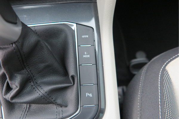 Volkswagen Tiguan 1.4 TSI eHybrid Elegance 245pk DSG ,Led matrix,Virtual cockpit,Trekhaak,Stoelverwarming, Led, DAB+ , PDC, LMV Stuurwiel verwarmd, Carplay etc .