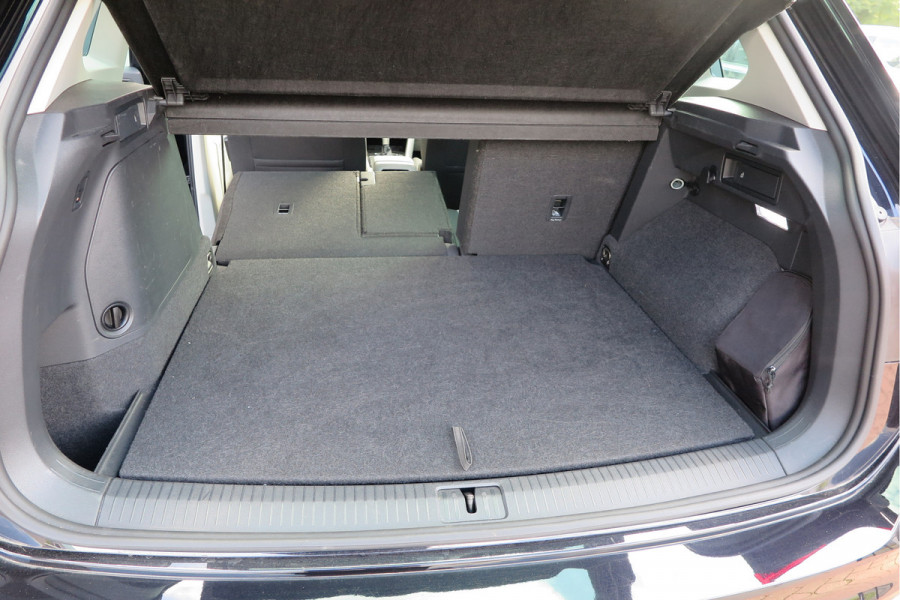 Volkswagen Tiguan 1.4 TSI eHybrid Elegance 245pk DSG ,Led matrix,Virtual cockpit,Trekhaak,Stoelverwarming, Led, DAB+ , PDC, LMV Stuurwiel verwarmd, Carplay etc .