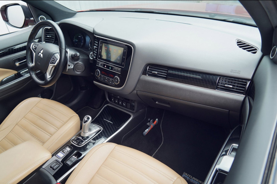 Mitsubishi Outlander 2.4 PHEV S-Edition / 70dkm NAP / NL-Auto / Schuifdak / Trekhaak / Leder / Camera