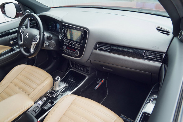 Mitsubishi Outlander 2.4 PHEV S-Edition / 70dkm NAP / NL-Auto / Schuifdak / Trekhaak / Leder / Camera