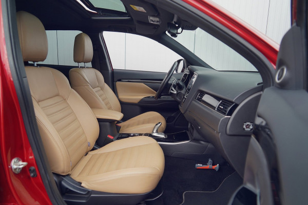 Mitsubishi Outlander 2.4 PHEV S-Edition / 70dkm NAP / NL-Auto / Schuifdak / Trekhaak / Leder / Camera