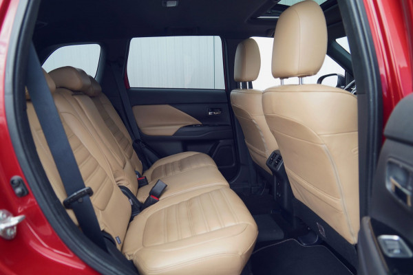 Mitsubishi Outlander 2.4 PHEV S-Edition / 70dkm NAP / NL-Auto / Schuifdak / Trekhaak / Leder / Camera