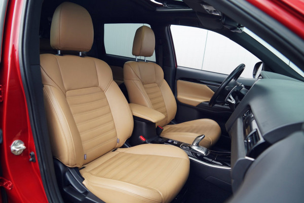 Mitsubishi Outlander 2.4 PHEV S-Edition / 70dkm NAP / NL-Auto / Schuifdak / Trekhaak / Leder / Camera