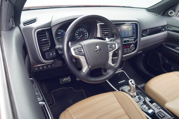 Mitsubishi Outlander 2.4 PHEV S-Edition / 70dkm NAP / NL-Auto / Schuifdak / Trekhaak / Leder / Camera