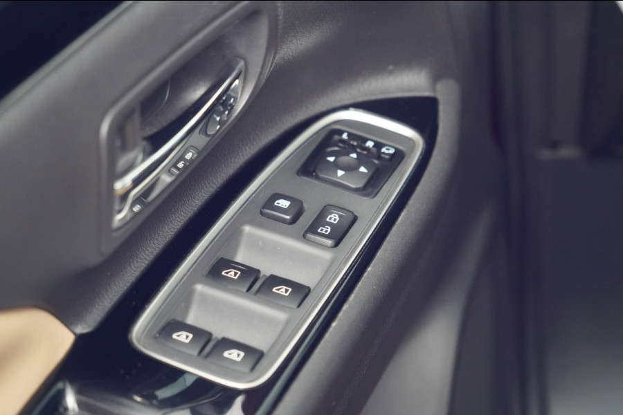 Mitsubishi Outlander 2.4 PHEV S-Edition / 70dkm NAP / NL-Auto / Schuifdak / Trekhaak / Leder / Camera