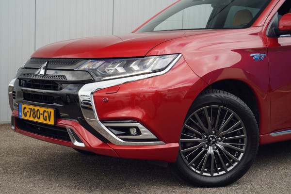 Mitsubishi Outlander 2.4 PHEV S-Edition / 70dkm NAP / NL-Auto / Schuifdak / Trekhaak / Leder / Camera