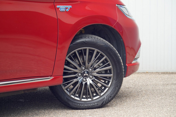 Mitsubishi Outlander 2.4 PHEV S-Edition / 70dkm NAP / NL-Auto / Schuifdak / Trekhaak / Leder / Camera