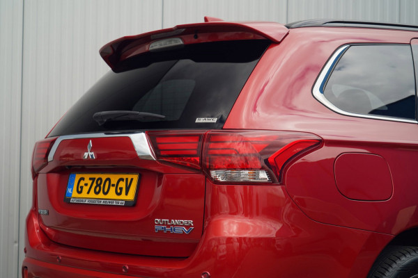 Mitsubishi Outlander 2.4 PHEV S-Edition / 70dkm NAP / NL-Auto / Schuifdak / Trekhaak / Leder / Camera