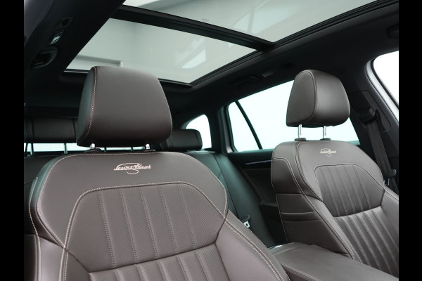 Škoda Superb Combi 1.4 TSI iV Laurin & Klement PHEV 218pk Dealer O.H. | Trekhaak Af Fabriek | Panodak | Adaptive Cruise | Camera | Lederen Comfortstoelen Memory & Ventilatie | Sfeerverlichting | Stoelen & Stuur Verwarmd | Keyless | Blis | Crystal LED | Plug In Hybrid |
