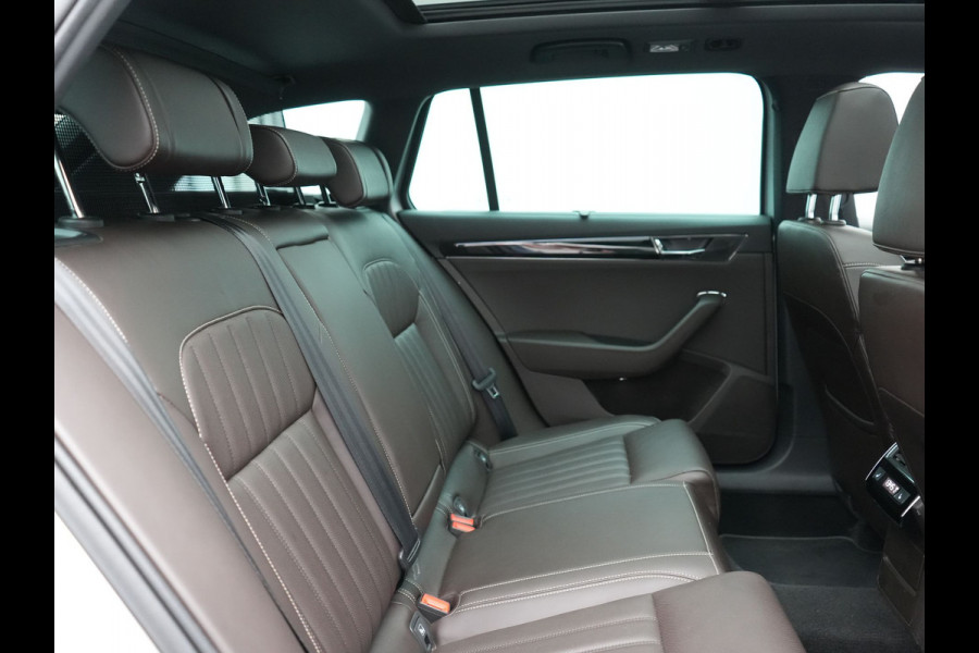 Škoda Superb Combi 1.4 TSI iV Laurin & Klement PHEV 218pk Dealer O.H. | Trekhaak Af Fabriek | Panodak | Adaptive Cruise | Camera | Lederen Comfortstoelen Memory & Ventilatie | Sfeerverlichting | Stoelen & Stuur Verwarmd | Keyless | Blis | Crystal LED | Plug In Hybrid |