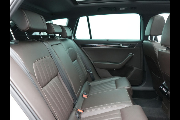 Škoda Superb Combi 1.4 TSI iV Laurin & Klement PHEV 218pk Dealer O.H. | Trekhaak Af Fabriek | Panodak | Adaptive Cruise | Camera | Lederen Comfortstoelen Memory & Ventilatie | Sfeerverlichting | Stoelen & Stuur Verwarmd | Keyless | Blis | Crystal LED | Plug In Hybrid |