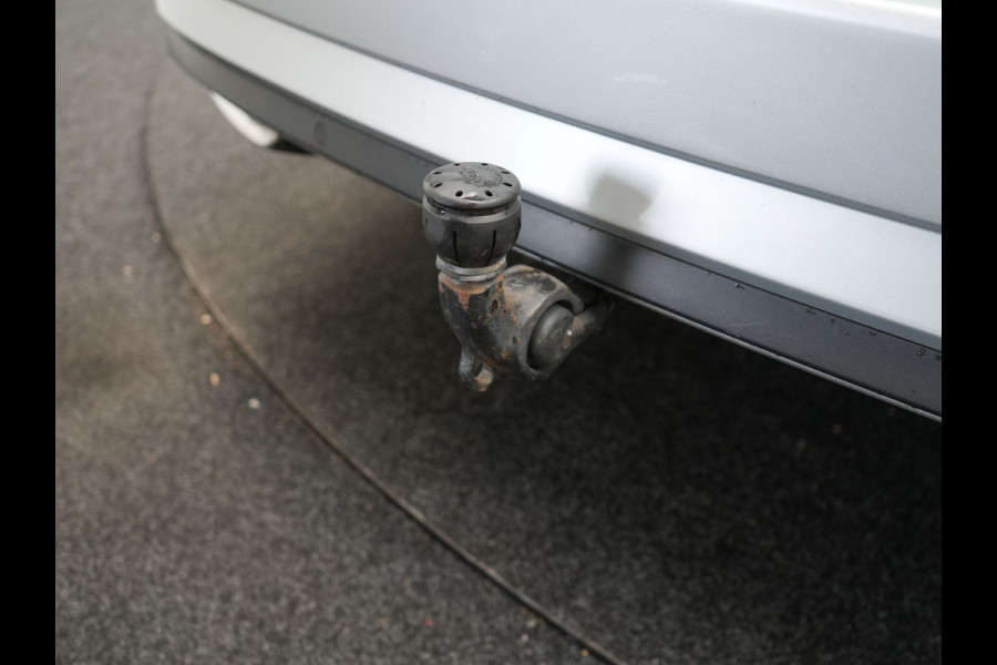 Škoda Superb Combi 1.4 TSI iV Laurin & Klement PHEV 218pk Dealer O.H. | Trekhaak Af Fabriek | Panodak | Adaptive Cruise | Camera | Lederen Comfortstoelen Memory & Ventilatie | Sfeerverlichting | Stoelen & Stuur Verwarmd | Keyless | Blis | Crystal LED | Plug In Hybrid |