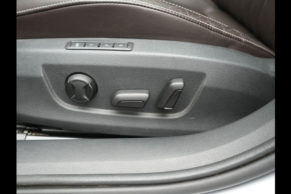 Škoda Superb Combi 1.4 TSI iV Laurin & Klement PHEV 218pk Dealer O.H. | Trekhaak Af Fabriek | Panodak | Adaptive Cruise | Camera | Lederen Comfortstoelen Memory & Ventilatie | Sfeerverlichting | Stoelen & Stuur Verwarmd | Keyless | Blis | Crystal LED | Plug In Hybrid |