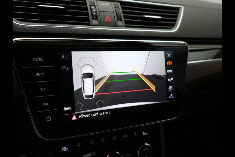 Škoda Superb Combi 1.4 TSI iV Laurin & Klement PHEV 218pk Dealer O.H. | Trekhaak Af Fabriek | Panodak | Adaptive Cruise | Camera | Lederen Comfortstoelen Memory & Ventilatie | Sfeerverlichting | Stoelen & Stuur Verwarmd | Keyless | Blis | Crystal LED | Plug In Hybrid |