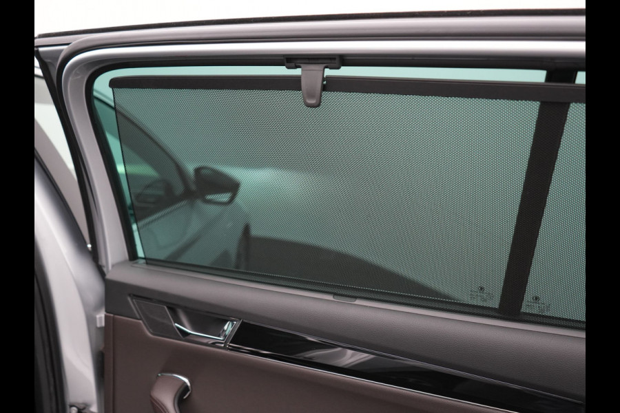 Škoda Superb Combi 1.4 TSI iV Laurin & Klement PHEV 218pk Dealer O.H. | Trekhaak Af Fabriek | Panodak | Adaptive Cruise | Camera | Lederen Comfortstoelen Memory & Ventilatie | Sfeerverlichting | Stoelen & Stuur Verwarmd | Keyless | Blis | Crystal LED | Plug In Hybrid |
