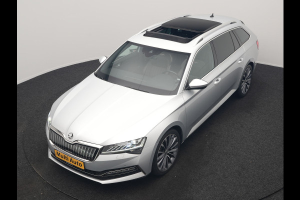 Škoda Superb Combi 1.4 TSI iV Laurin & Klement PHEV 218pk Dealer O.H. | Trekhaak Af Fabriek | Panodak | Adaptive Cruise | Camera | Lederen Comfortstoelen Memory & Ventilatie | Sfeerverlichting | Stoelen & Stuur Verwarmd | Keyless | Blis | Crystal LED | Plug In Hybrid |