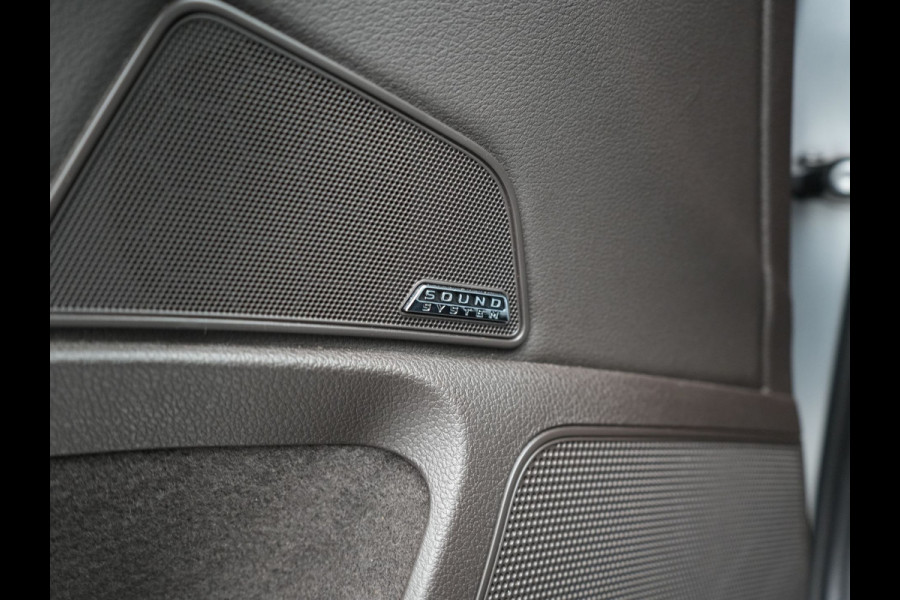 Škoda Superb Combi 1.4 TSI iV Laurin & Klement PHEV 218pk Dealer O.H. | Trekhaak Af Fabriek | Panodak | Adaptive Cruise | Camera | Lederen Comfortstoelen Memory & Ventilatie | Sfeerverlichting | Stoelen & Stuur Verwarmd | Keyless | Blis | Crystal LED | Plug In Hybrid |