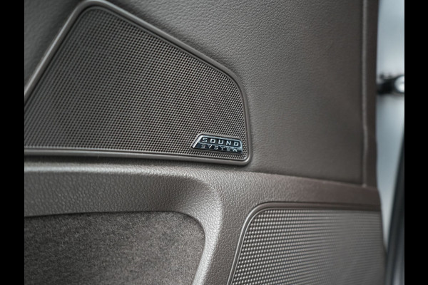 Škoda Superb Combi 1.4 TSI iV Laurin & Klement PHEV 218pk Dealer O.H. | Trekhaak Af Fabriek | Panodak | Adaptive Cruise | Camera | Lederen Comfortstoelen Memory & Ventilatie | Sfeerverlichting | Stoelen & Stuur Verwarmd | Keyless | Blis | Crystal LED | Plug In Hybrid |