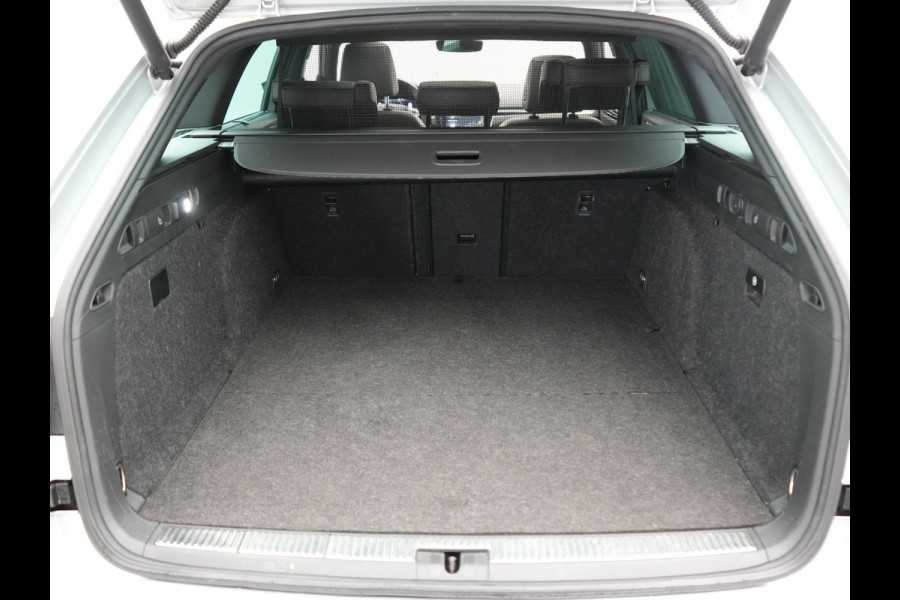 Škoda Superb Combi 1.4 TSI iV Laurin & Klement PHEV 218pk Dealer O.H. | Trekhaak Af Fabriek | Panodak | Adaptive Cruise | Camera | Lederen Comfortstoelen Memory & Ventilatie | Sfeerverlichting | Stoelen & Stuur Verwarmd | Keyless | Blis | Crystal LED | Plug In Hybrid |