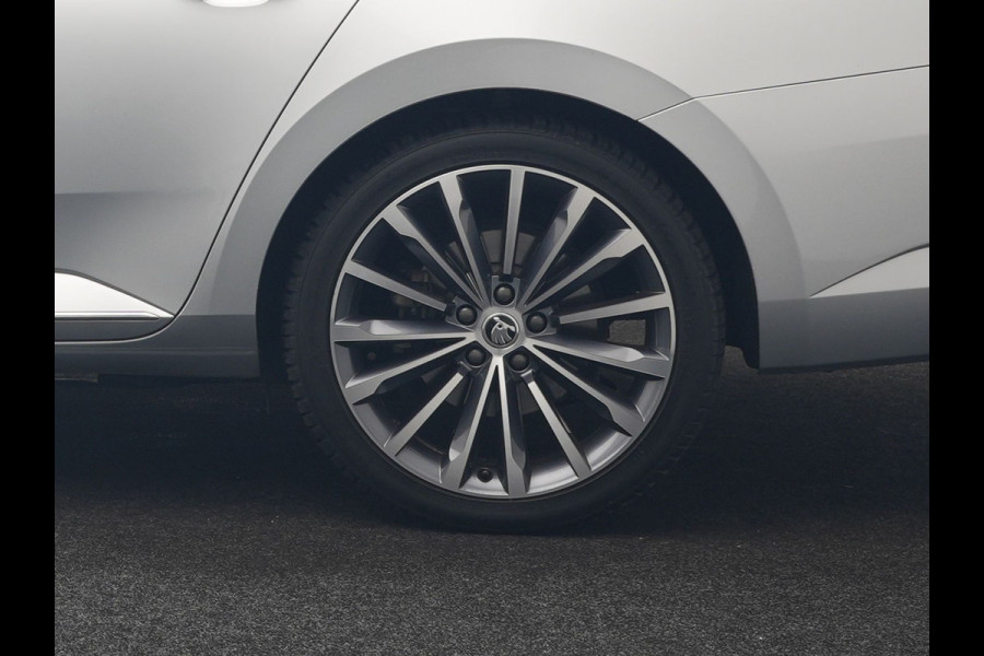 Škoda Superb Combi 1.4 TSI iV Laurin & Klement PHEV 218pk Dealer O.H. | Trekhaak Af Fabriek | Panodak | Adaptive Cruise | Camera | Lederen Comfortstoelen Memory & Ventilatie | Sfeerverlichting | Stoelen & Stuur Verwarmd | Keyless | Blis | Crystal LED | Plug In Hybrid |