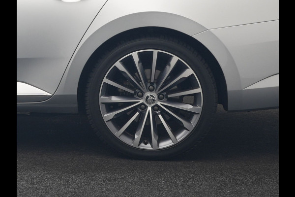 Škoda Superb Combi 1.4 TSI iV Laurin & Klement PHEV 218pk Dealer O.H. | Trekhaak Af Fabriek | Panodak | Adaptive Cruise | Camera | Lederen Comfortstoelen Memory & Ventilatie | Sfeerverlichting | Stoelen & Stuur Verwarmd | Keyless | Blis | Crystal LED | Plug In Hybrid |
