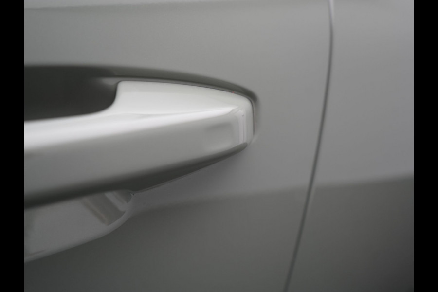 Volvo XC40 Ultimate Recharge Pure 69kWh 231pk Dealer O.H. | Panodak | Warmtepomp | Adaptive Cruise | 360 Camera | Harman / Kardon | Sportstoelen Memory & Verwarmd | Keyless | Blis | Apple Carplay | Google Assistent | DAB |