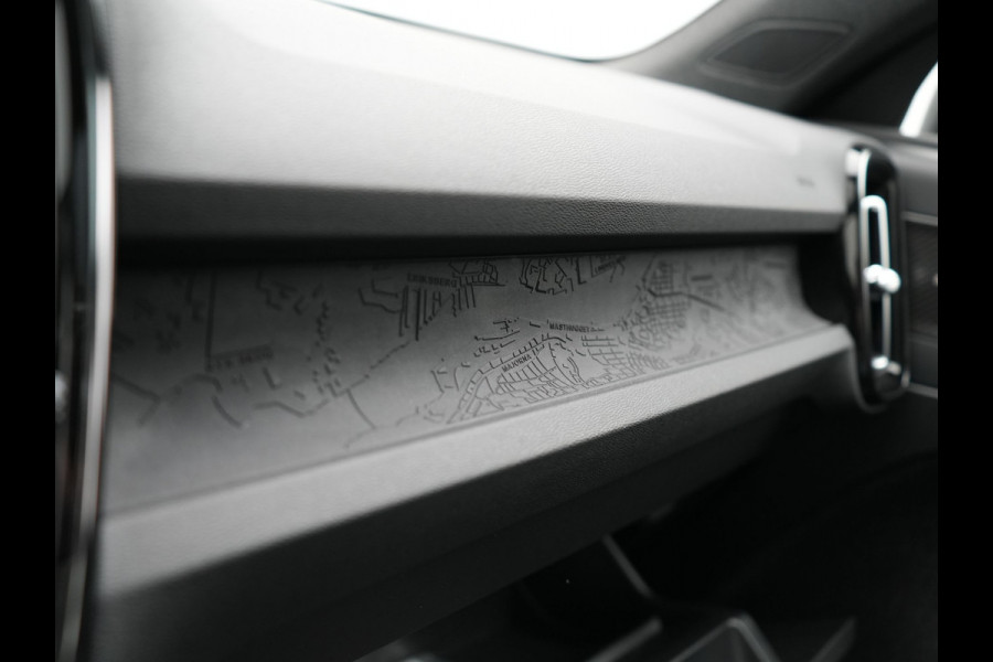 Volvo XC40 Ultimate Recharge Pure 69kWh 231pk Dealer O.H. | Panodak | Warmtepomp | Adaptive Cruise | 360 Camera | Harman / Kardon | Sportstoelen Memory & Verwarmd | Keyless | Blis | Apple Carplay | Google Assistent | DAB |