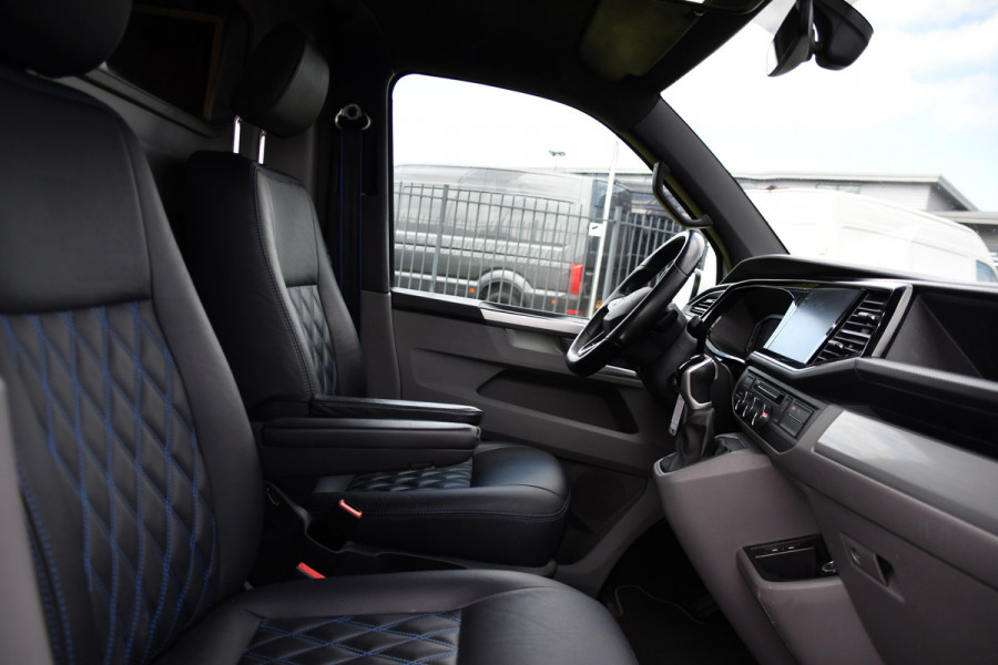 Volkswagen Transporter 2.0 TDI L2H1 28 Bulli Virtual, Camera, Carplay, LED, 150pk, Stoelverwarming, Leder, Automaat, Voorruit verwarming, 2 xStoel, Uniek!