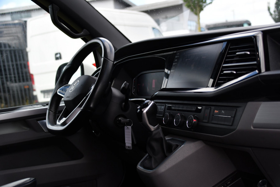 Volkswagen Transporter 2.0 TDI L2H1 28 Bulli Virtual, Camera, Carplay, LED, 150pk, Stoelverwarming, Leder, Automaat, Voorruit verwarming, 2 xStoel, Uniek!