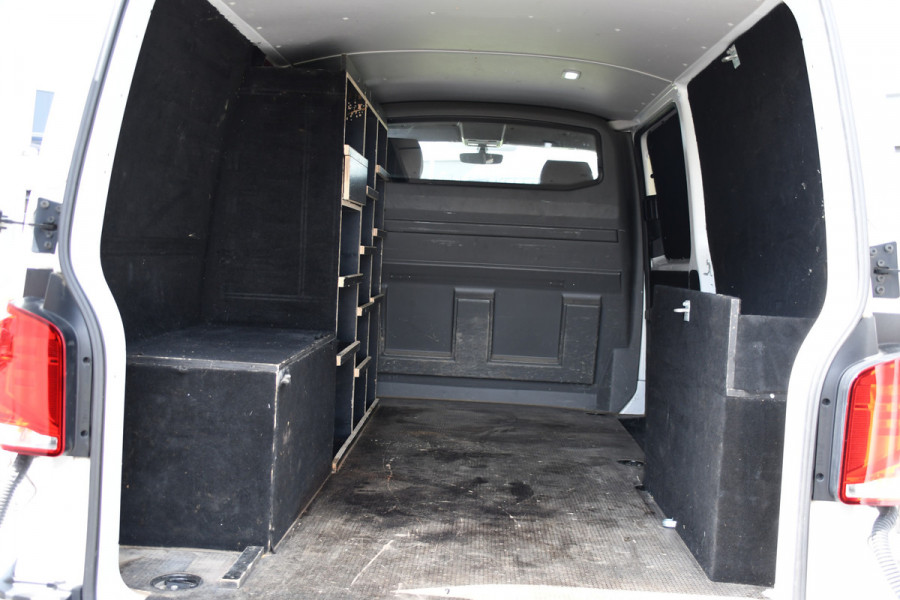 Volkswagen Transporter 2.0 TDI L2H1 28 Bulli Virtual, Camera, Carplay, LED, 150pk, Stoelverwarming, Leder, Automaat, Voorruit verwarming, 2 xStoel, Uniek!