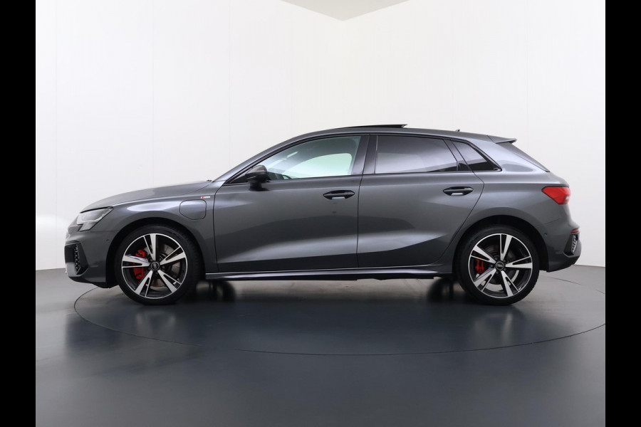 Audi A3 Sportback 45 TFSI e S edition Competition 245 PK PHEV |  S-LINE INTERIEUR & EXTERIEUR | PANORAMADAK | KEYLESS GO & START | BLACK OPTIC PAKKET | STOELVERWARMING | AUDI DEALER ONDERHOUDEN |