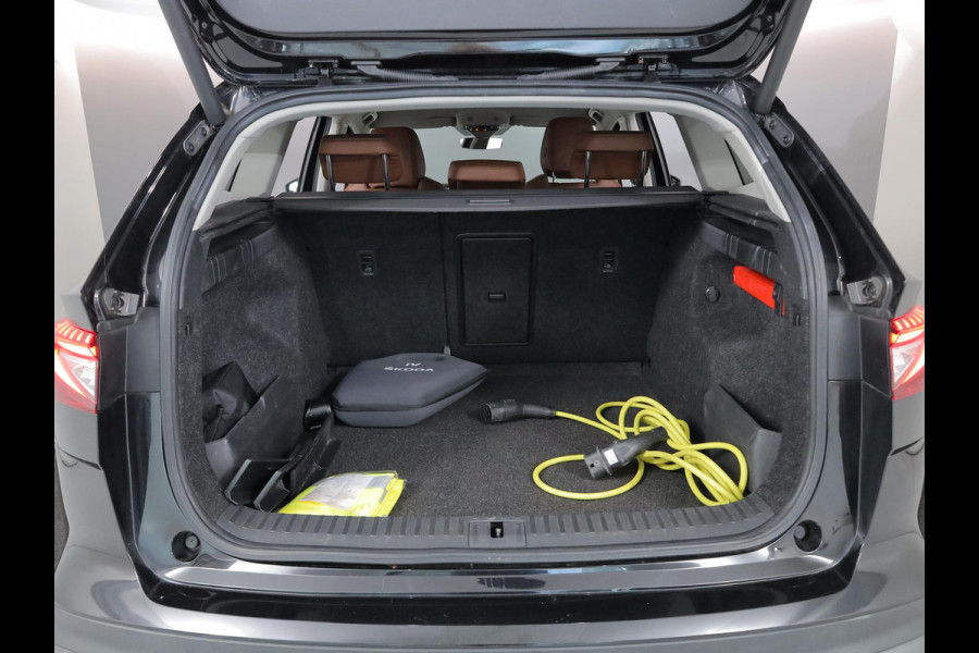 Škoda ENYAQ iV 60 180 pk | SOH 93,53% | Navigatie | Parkeersensoren | Achteruitrijcamera | Lederen bekleding | Matrix LED koplampen | Autom. airco (3 zones) | Stoelverwarming |