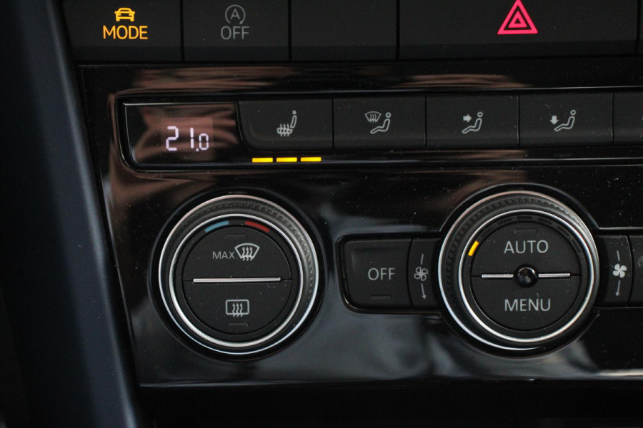 Volkswagen T-Roc 1.5 TSI 150pk DSG R-Line United Navigatie Climate Control Digitale Cockpit Full Led DAB Trekhaak Lichtmetalen Velgen 19"