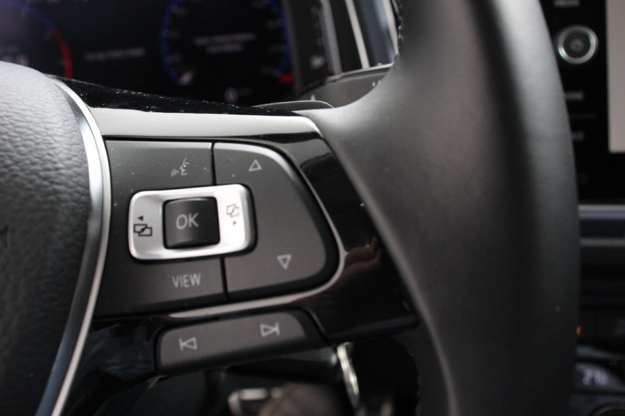 Volkswagen T-Roc 1.5 TSI 150pk DSG R-Line United Navigatie Climate Control Digitale Cockpit Full Led DAB Trekhaak Lichtmetalen Velgen 19"